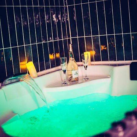Love Room Du Mont D'Or - Baignoire Spa - Minibar Offert Marseilles Buitenkant foto