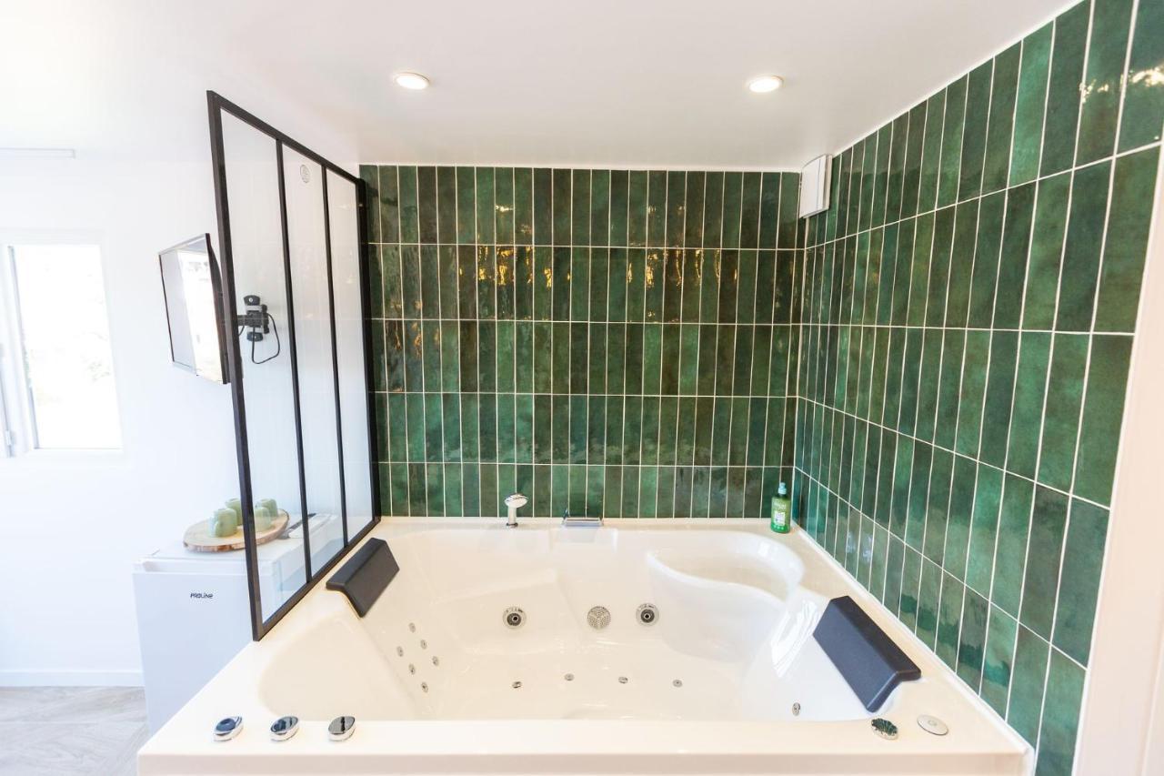 Love Room Du Mont D'Or - Baignoire Spa - Minibar Offert Marseilles Buitenkant foto