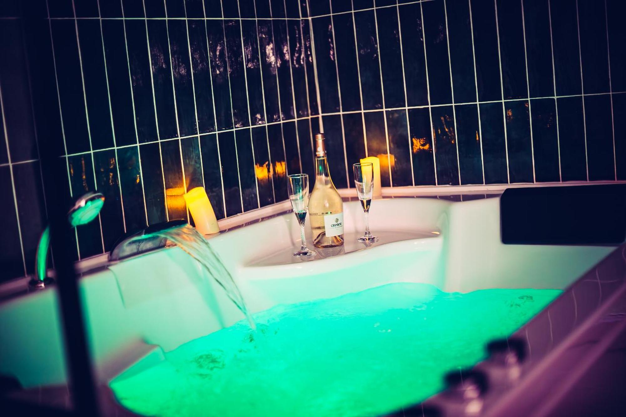 Love Room Du Mont D'Or - Baignoire Spa - Minibar Offert Marseilles Buitenkant foto