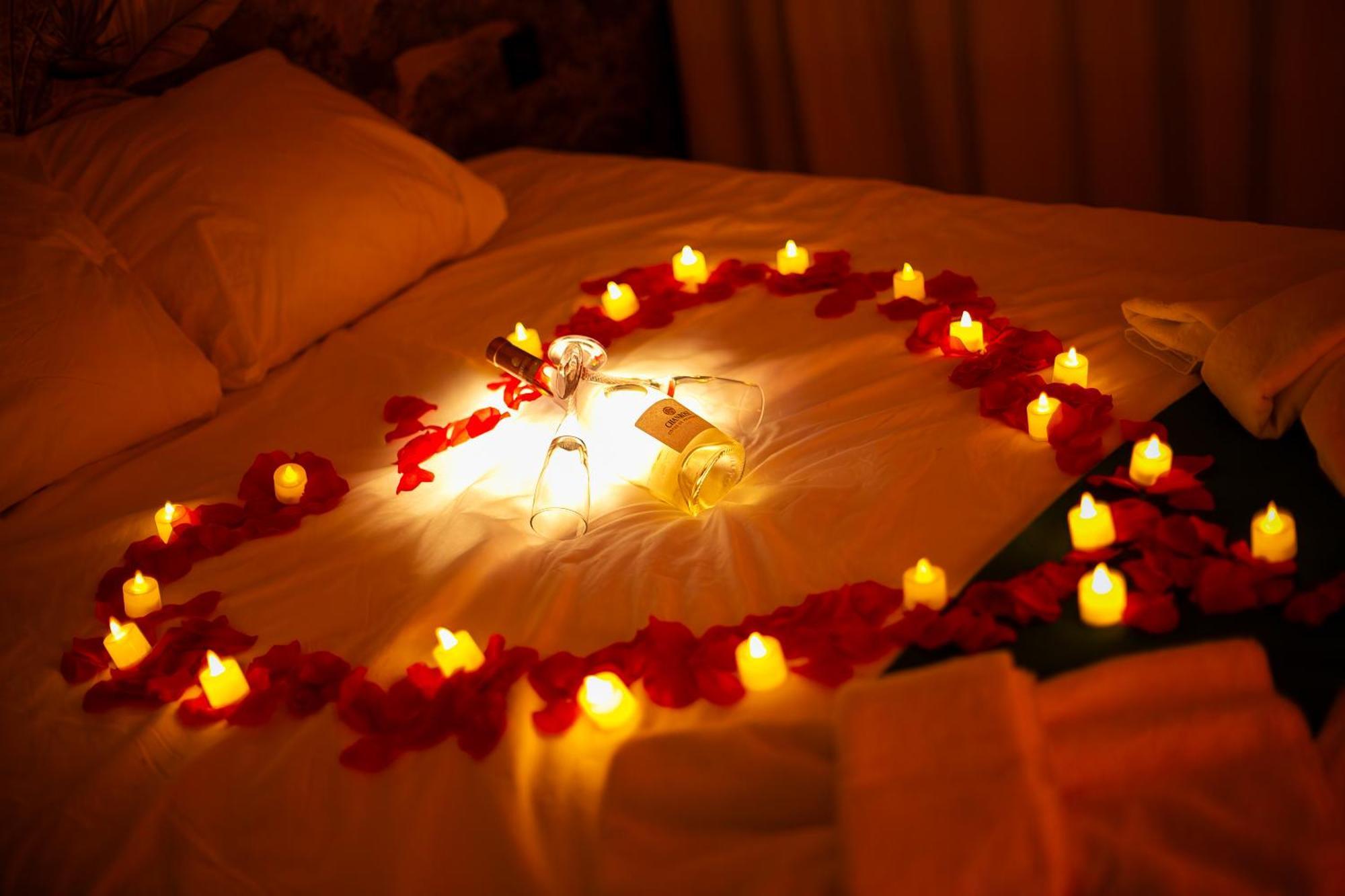 Love Room Du Mont D'Or - Baignoire Spa - Minibar Offert Marseilles Buitenkant foto